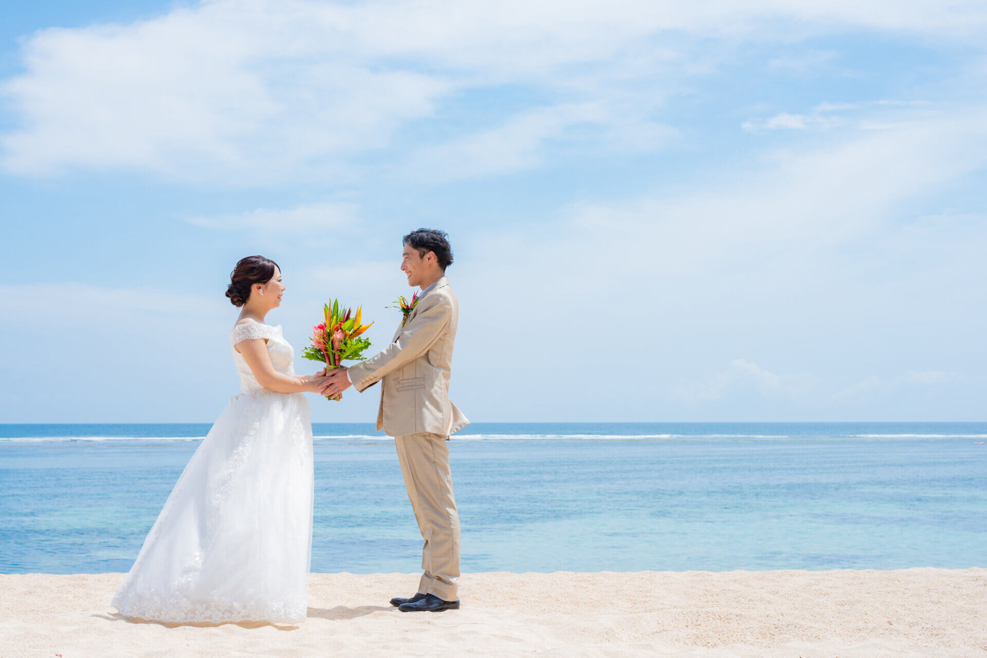 海辺で結婚を誓う男女